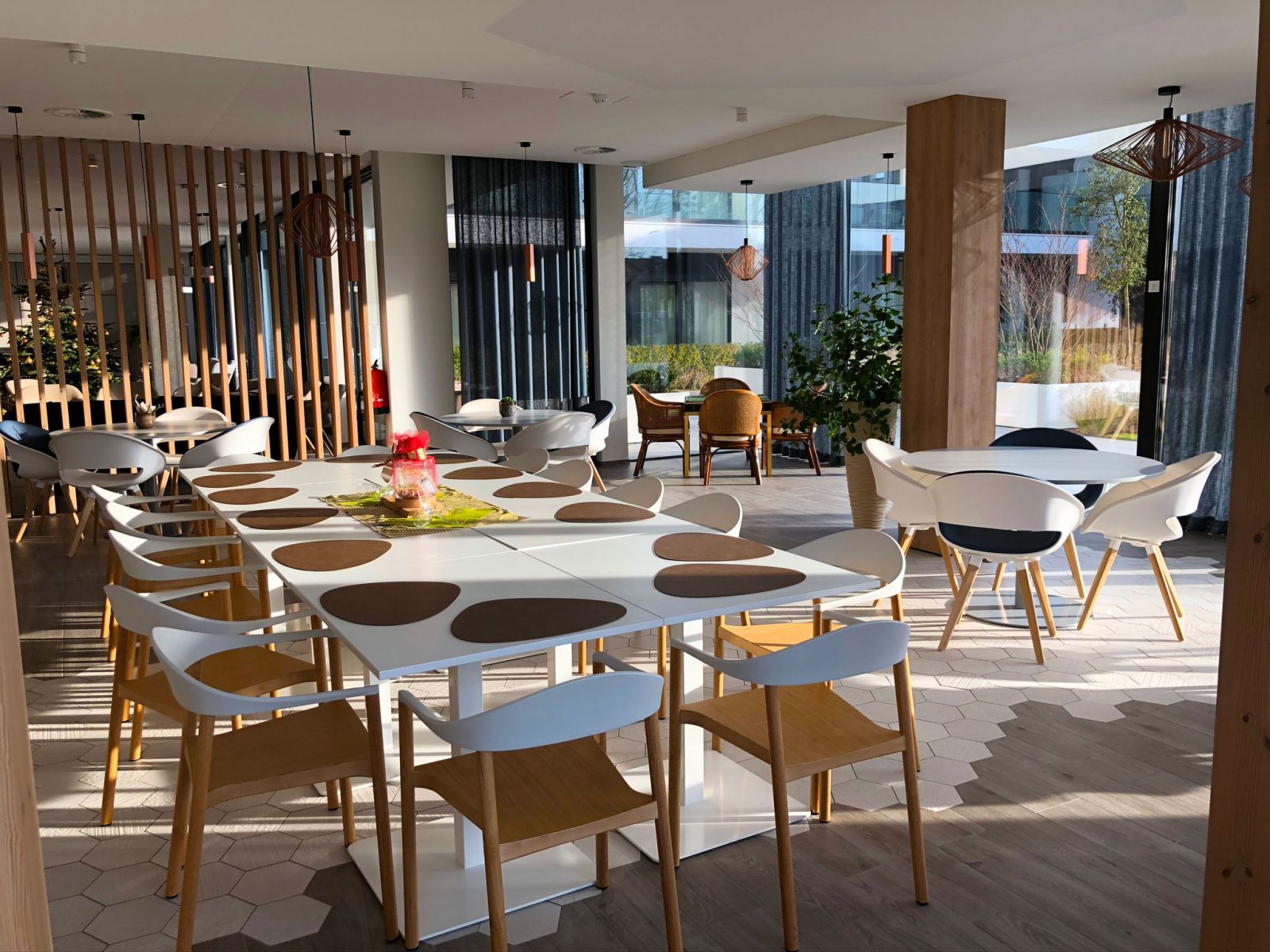 Mooi ingerichte tafels in een ergonomische omgeving in Cypres